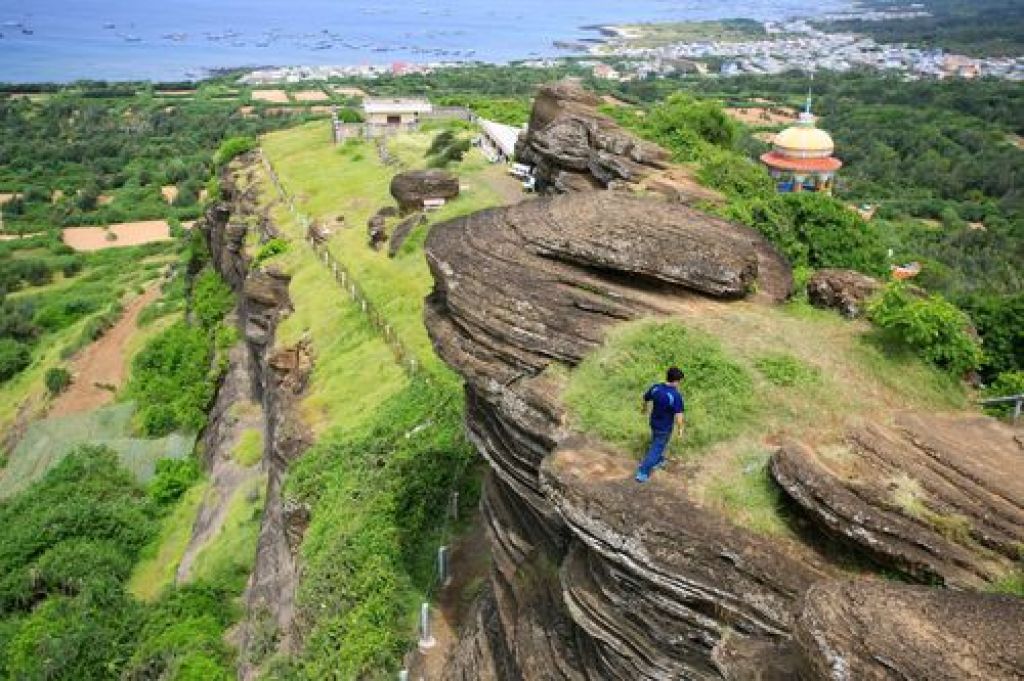 Hòn đảo 'không khách sạn' ở Bình Thuận khách tới đổi gió cắm trại qua đêm