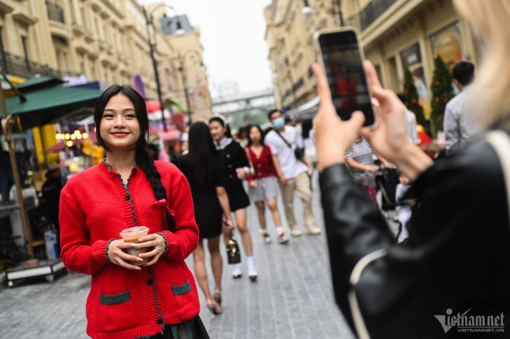 'Tuyết rơi' trên phố đi bộ châu Âu ở Hà Nội giới trẻ đổ xô check-in