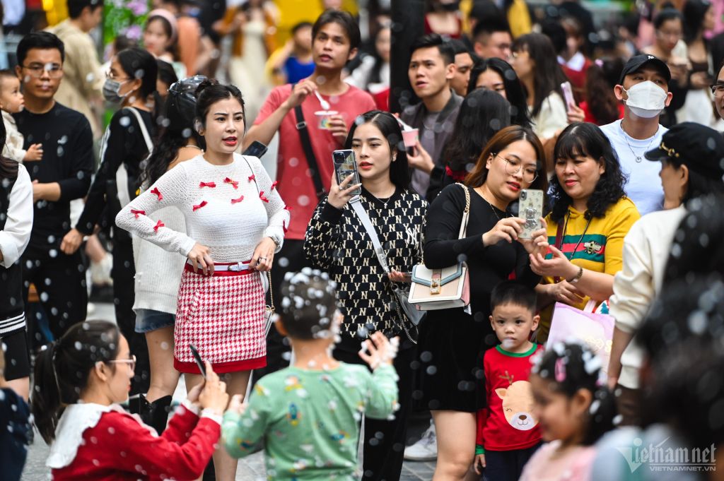 'Tuyết rơi' trên phố đi bộ châu Âu ở Hà Nội giới trẻ đổ xô check-in