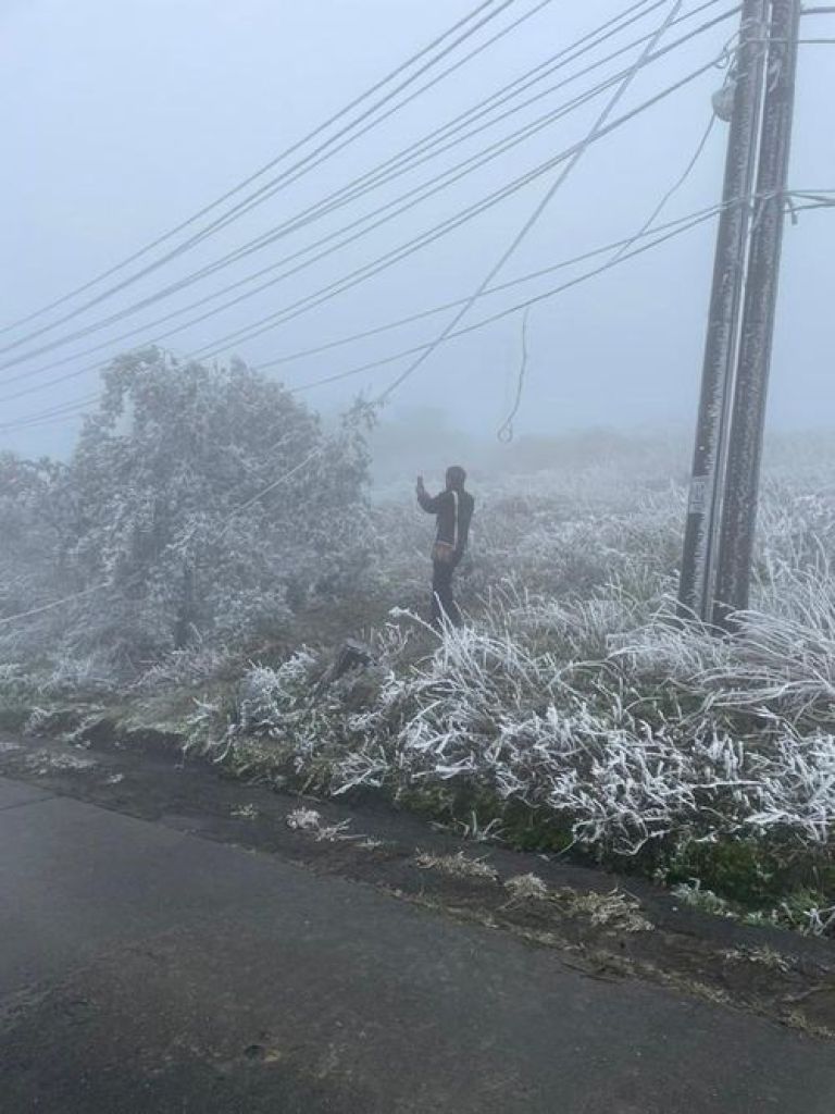 Cùng chiêm ngưỡng cánh rừng băng giá trắng xóa tuyệt đẹp ở đỉnh Mẫu Sơn