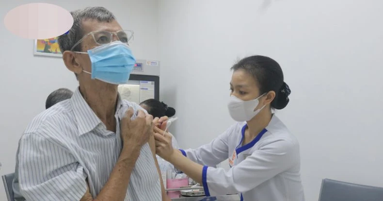 Tiêm vaccine uốn ván miễn phí cho bà con vùng lũ lụt